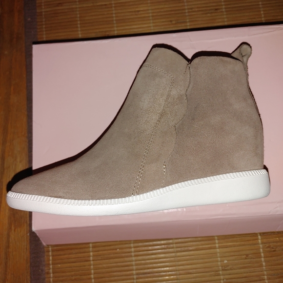 Kate Spade Wilkes Sneaker - Picture 2 of 8